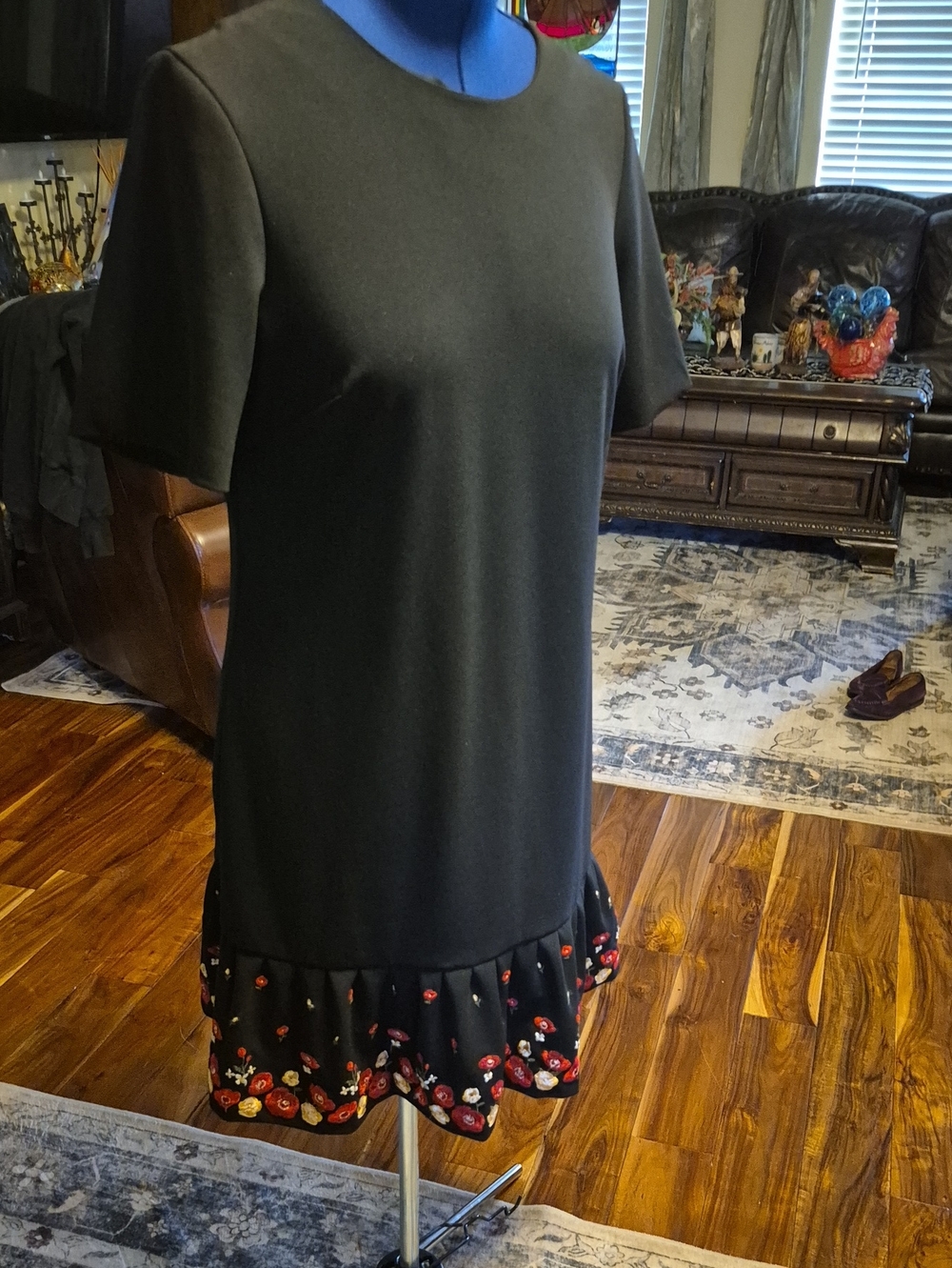 Calvin Klein Black SS Shift With A FlirtyEmbroidered 7"flared Hem Sz.12 (#3988E)